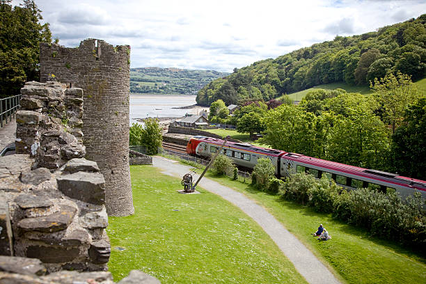 virgin voyager trem passa castelo de conwy - conwy castle train travel people traveling - fotografias e filmes do acervo