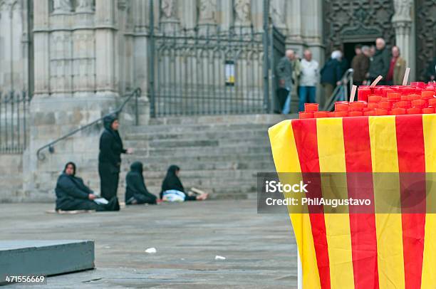 Mulheres Implorando Por Uma Esmola Na Sexta Feira Em Barcelona - Fotografias de stock e mais imagens de Adulto