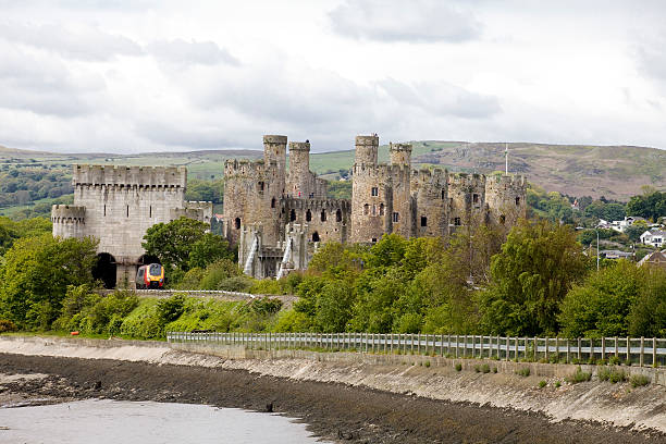 castelo de conwy uma virgem de trem, viajando através da paisagem galesa - conwy castle train travel people traveling - fotografias e filmes do acervo