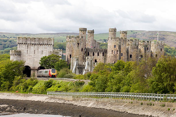 castelo de conwy uma virgem de trem, viajando através da paisagem galesa. - conwy castle train travel people traveling - fotografias e filmes do acervo