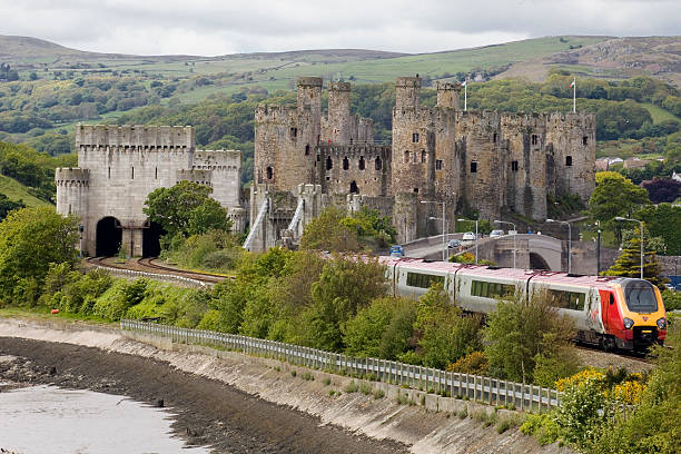 virgin tren viaja a través de la campiña de gales - conwy castle train travel people traveling fotografías e imágenes de stock