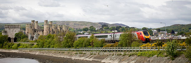 castillo de conwy y virgin lentes voyager de tren - conwy castle train travel people traveling fotografías e imágenes de stock