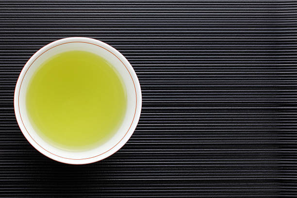 japanischer grüner tee in tass'aus porzellan - japanese tea cup stock-fotos und bilder