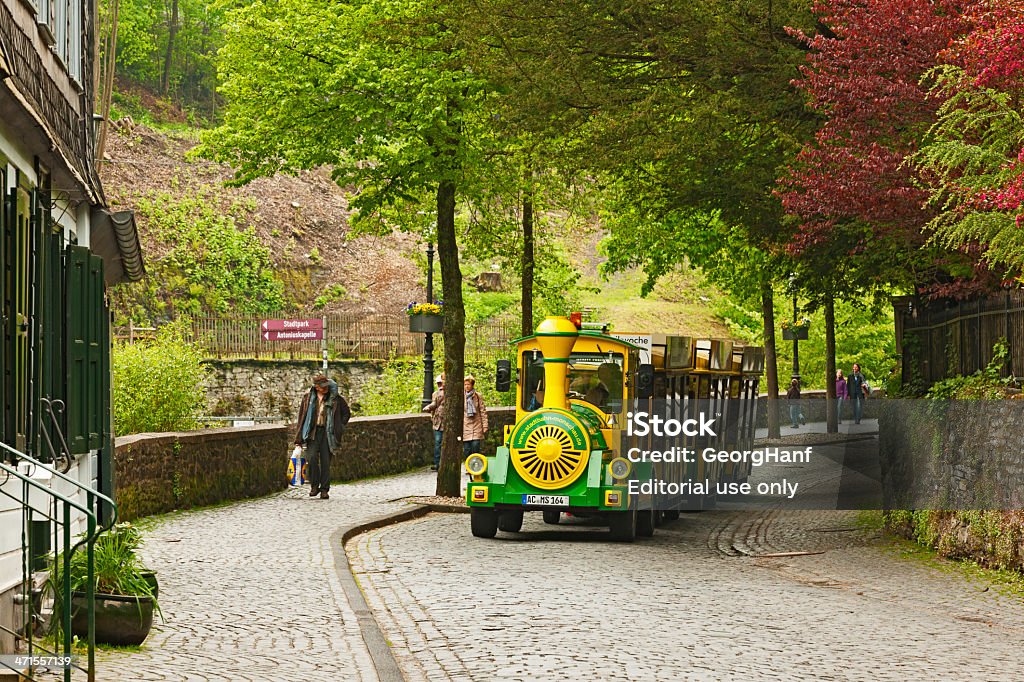 Piccolo treno in Monschau - Foto stock royalty-free di Ambientazione esterna