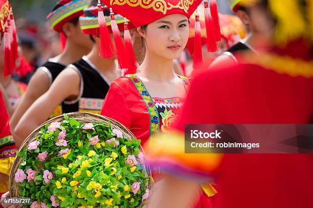 Chinês Dança Étnica Menina Festival Em Zhuang - Fotografias de stock e mais imagens de Adulto - Adulto, China, Chinês