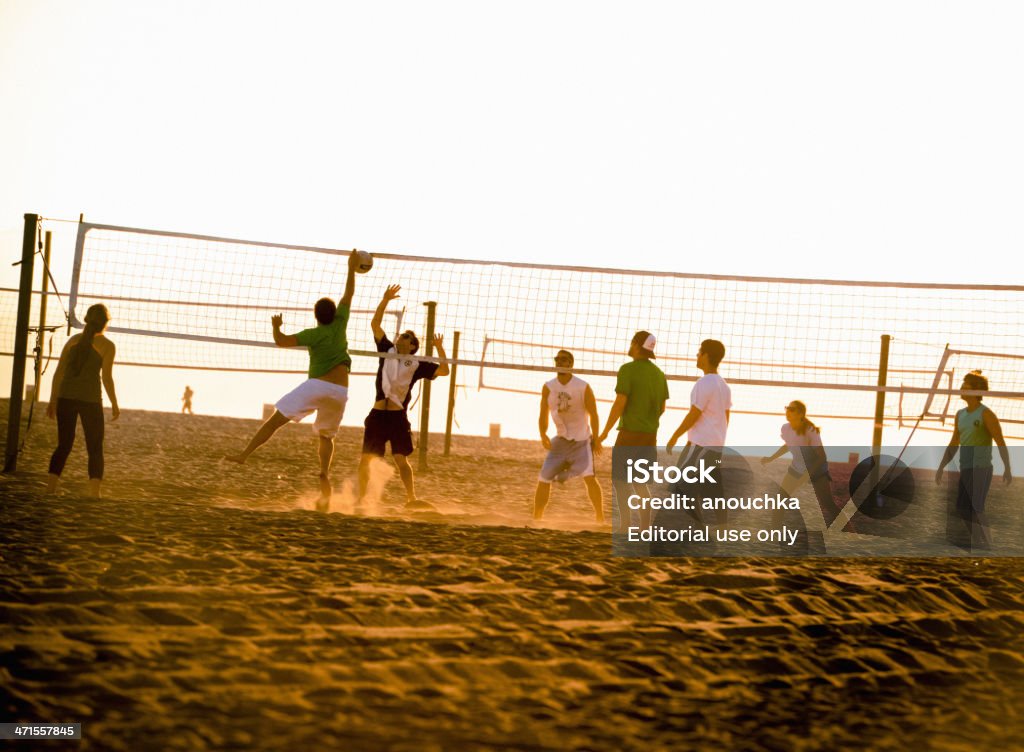 Persone che giocano a pallavolo sulla spiaggia di Santa Monica - Foto stock royalty-free di Adulto