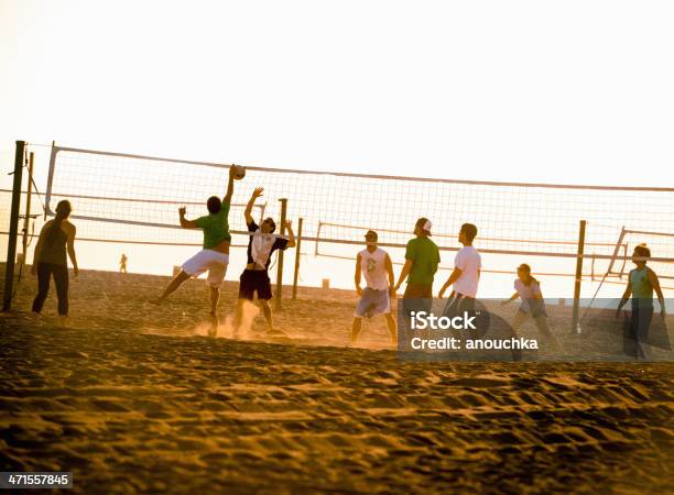 Persone Che Giocano A Pallavolo Sulla Spiaggia Di Santa Monica - Fotografie stock e altre immagini di Adulto