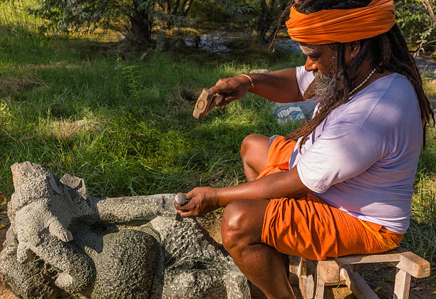 escultura de piedra de dios hindú sacerdote, mamallapuram, tamil nadu, india. - sculptor art and craft carving stone fotografías e imágenes de stock