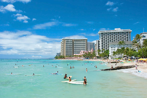 Turista tomando el sol y de surf en la playa de Waikiki en Hawai. - foto de stock