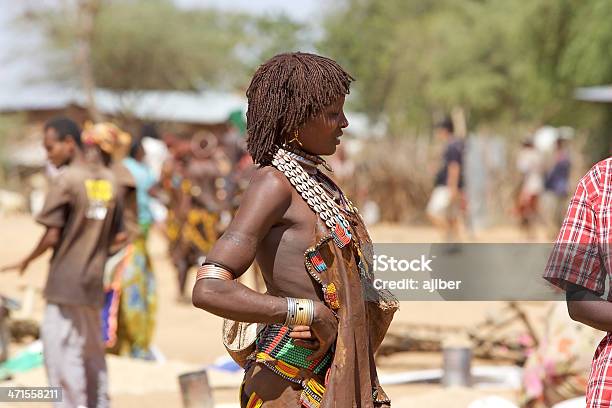 Mulher Africana - Fotografias de stock e mais imagens de Adulto - Adulto, Ao Ar Livre, Colar