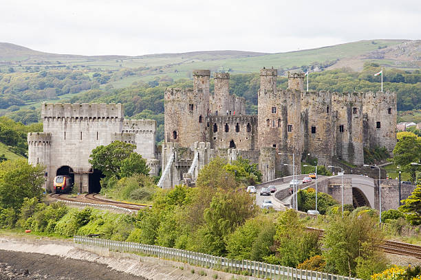 como el dragon en la cueva virgin tren en conwy - conwy castle train travel people traveling fotografías e imágenes de stock