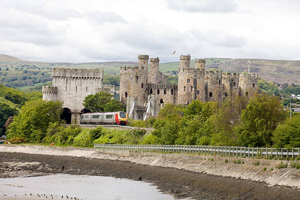 virgin las lentes voyager tren en castillo de conwy - conwy castle train travel people traveling fotografías e imágenes de stock