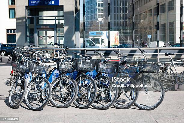 Fila Di Noleggio Biciclette Parcheggiate In Berlin - Fotografie stock e altre immagini di Ambientazione esterna - Ambientazione esterna, Assunzione, Berlino - Germania