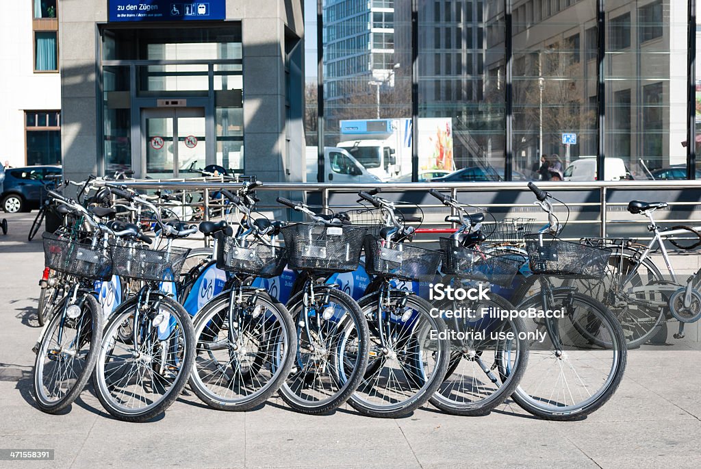 Fileira de aluguel de bicicletas estacionadas em Berlim - Foto de stock de Alemanha royalty-free