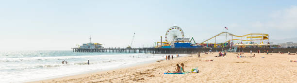 santa monica estado vista panorámica de la playa y el muelle - santa monica pier beach panoramic santa monica fotografías e imágenes de stock