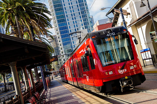 サンディエゴトロリーの駅 - san diego trolley ストックフォトと画像