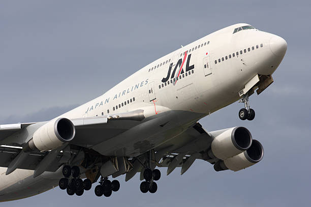 japan airlines 747-400 - boeing 747 airplane taking off commercial airplane zdjęcia i obrazy z banku zdjęć