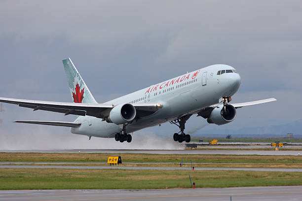 air canada - runway airport rain wet foto e immagini stock