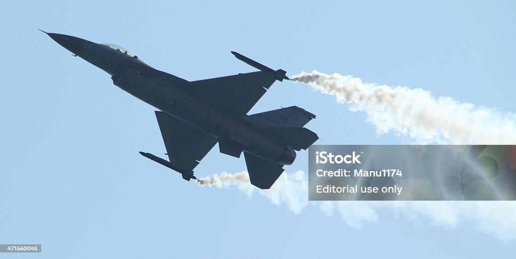 Caccia jet in the sky - Foto stock royalty-free di Aereo di linea
