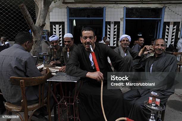 Uomo Che Fuma Tubo Dellacqua In Una Caffetteria Allaperto Del Cairo - Fotografie stock e altre immagini di 2012