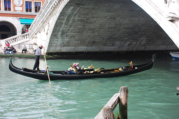 곤돌라, 곤돌라 사공 - gondola venice italy canal sailor 뉴스 사진 이미지