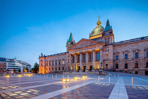 ライプチヒは、ドイツスプリーム裁判所ビルの夜景 - leipzig europe germany western europe ストックフォトと画像