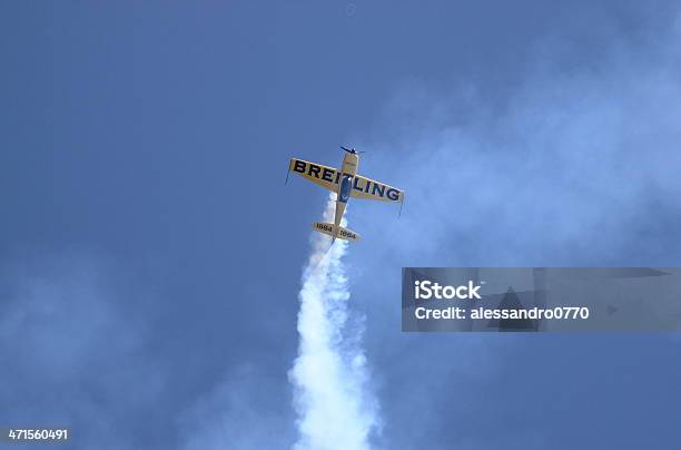 Breitling Extra 300 De Avião - Fotografias de stock e mais imagens de Acrobacia aérea - Acrobacia aérea, Acrobata, Amarelo