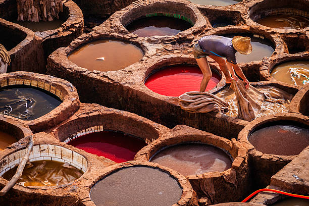 homem trabalhando no curtume, fez, marrocos - moroccan tannery - fotografias e filmes do acervo