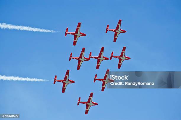 Foto de Tutor Jets Em Formação e mais fotos de stock de Avião - Avião, Avião de Combate, Canadá