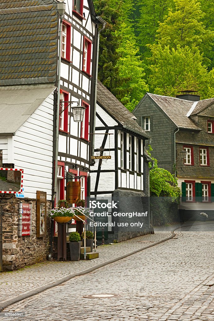 Piccola strada di Monschau - Foto stock royalty-free di Ambientazione esterna