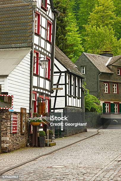 Piccola Strada Di Monschau - Fotografie stock e altre immagini di Ambientazione esterna - Ambientazione esterna, Aquisgrana, Attività del Fine-Settimana