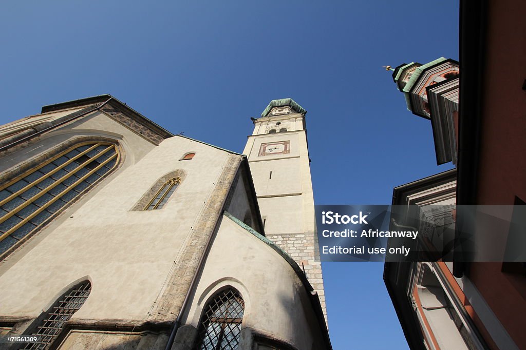 Impresionante iglesia de san nicolás, Hall en Tyrol, Austria - Foto de stock de Aguja - Chapitel libre de derechos