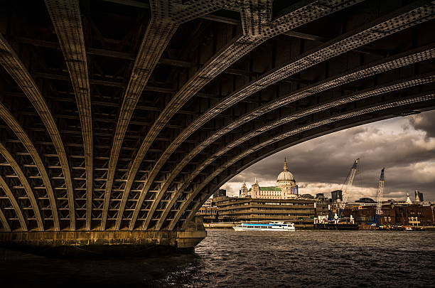лондон под мост - blackfriars bridge стоковые фото и изображения