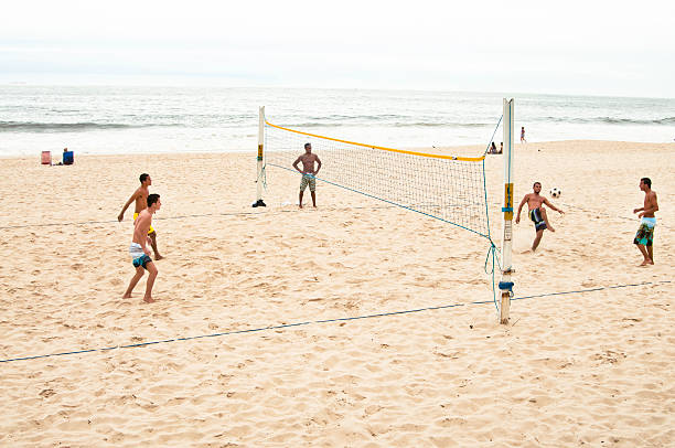 mężczyźni gra siatkonoga plażowa, copacabana w rio de janeiro w brazylii, ameryka południowa. - brazil beach copacabana beach recreational pursuit zdjęcia i obrazy z banku zdjęć