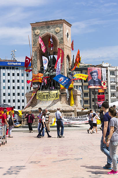 manifestation à istanbul pour'taksim gezi bus», en turquie - chapuling photos et images de collection
