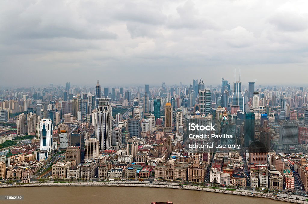 Widok na Bund z Oriental Pearl Tower Shanghai - Zbiór zdjęć royalty-free (Architektura)