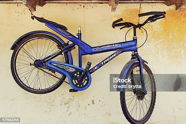 Bicicleta - Fotografias de stock e mais imagens de Amarelo - Amarelo, Armação de Bicicleta, Azul