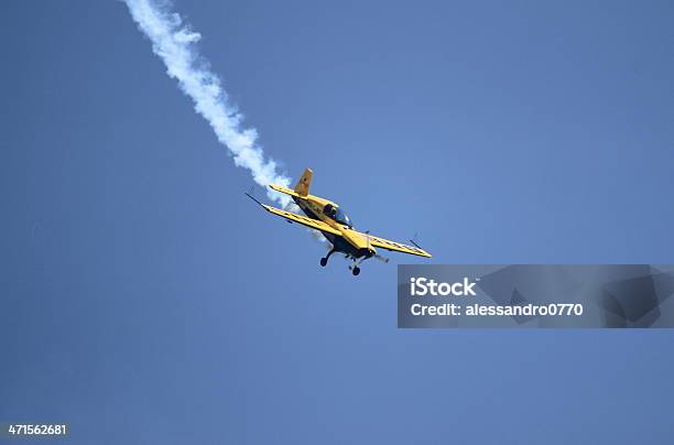 Foto de Breitling Mais De 300 Avião e mais fotos de stock de Acrobacia aérea - Acrobacia aérea, Acrobata, Amarelo