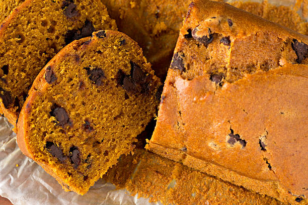 pão de abóbora lasca de chocolate - portion pumpkin vegetable black imagens e fotografias de stock