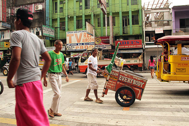 strada trafficata della città di olongapo - subic foto e immagini stock