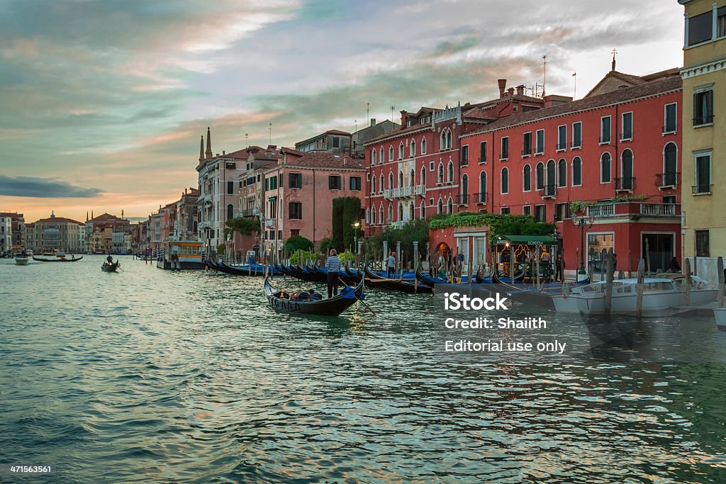 Gondolami pływające na Grand Canal w zachód słońca w Wenecji - Zbiór zdjęć royalty-free (Architektura)