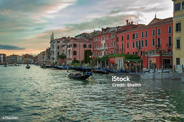 Gondolami Pływające Na Grand Canal W Zachód Słońca W Wenecji - zdjęcia stockowe i więcej obrazów Architektura