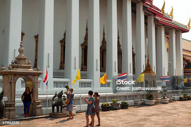 Turystów W Pobliżu Temple - zdjęcia stockowe i więcej obrazów Architektura - Architektura, Azja, Bangkok