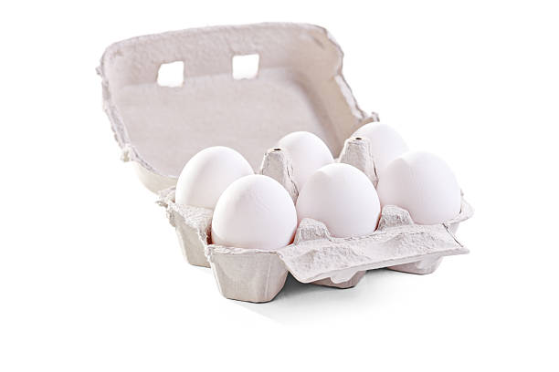 foto de estudio de blanco huevos en una caja de cartón de huevos - media docena de huevos fotografías e imágenes de stock