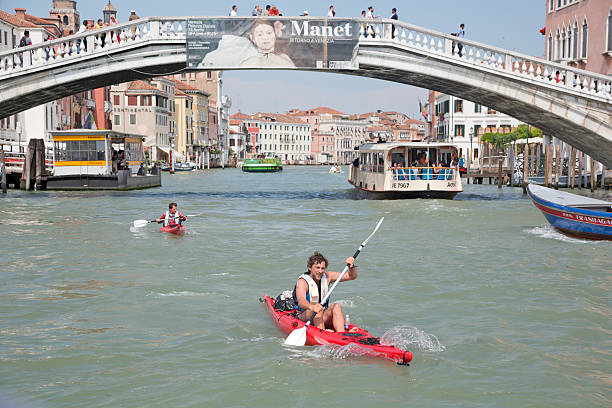 caiaque em veneza, itália - kayaking kayak venice italy veneto imagens e fotografias de stock