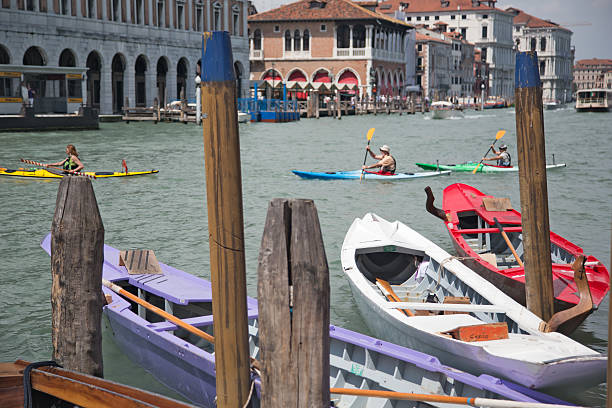 desportos de água em veneza, itália - kayaking kayak venice italy veneto imagens e fotografias de stock