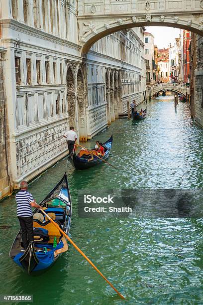 Gondoliers Flotando En Una Gran Canal En Venecia Foto de stock y más banco de imágenes de Agua - Agua, Aire libre, Amarrado