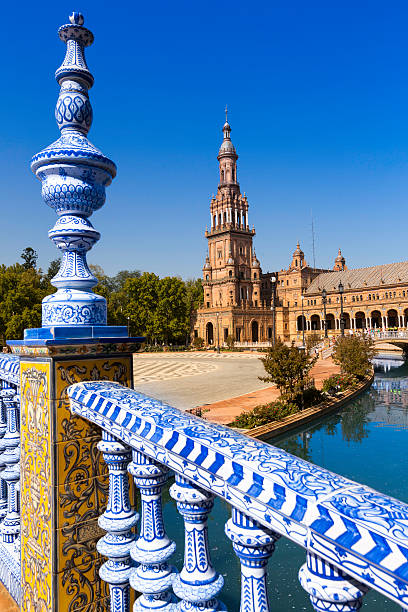 balaústre azul e branco de "place de l'espagne" - seville water spain place de lespagne - fotografias e filmes do acervo