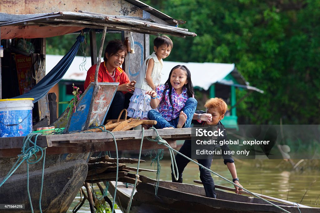 Kambodżański dzieci na Dom na wodzie - Zbiór zdjęć royalty-free (Azja)