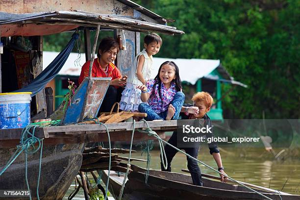 Cambojano Crianças No Barcocasa - Fotografias de stock e mais imagens de Adolescente - Adolescente, Adulto, Ao Ar Livre